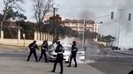 Bakıda yol polisinin maşını yandı - VİDEO