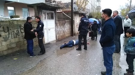Evli qadına sataşdığına görə kişini küçənin ortasında bu hala saldılar - VİDEO