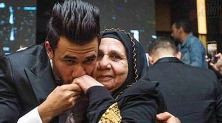 Futbolçu öz toyunda anasının ayağını öpdü - FOTO