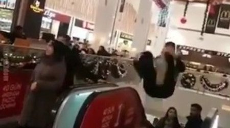 "28 Mall"da salto vurmaq istəyən oğlanın başı yerə dəydi - VİDEO