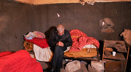 Həyatın zirzəmisinə düşənlər: Bakıda “bomj”lar necə yaşayır? - VİDEO