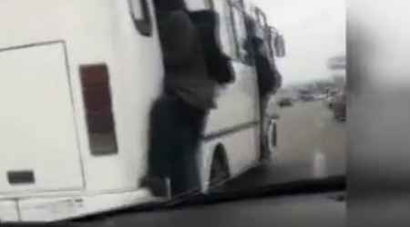Bakıda avtobus sürücüsü sərnişinlərin həyatını belə təhlükəyə atır - VİDEO
