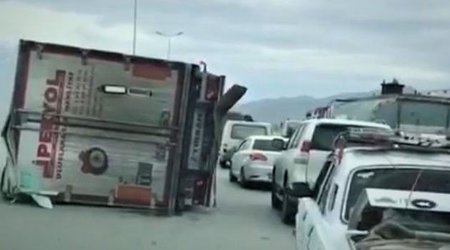 Bakıda güclü külək TIR-ı aşırdı - VİDEO
