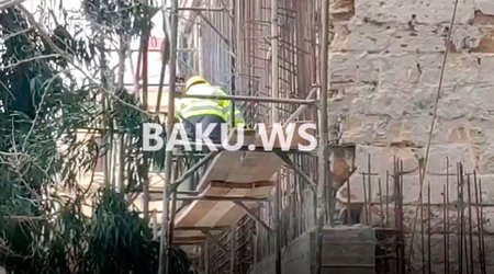 Bakıda küləkli havada işçilərin həyatını belə təhlükəyə atırlar – VİDEO