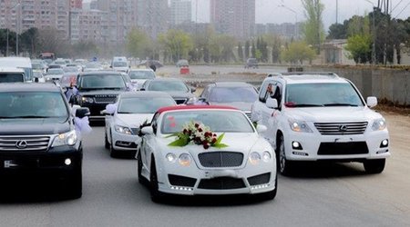 Azərbaycanda toy karvanı yolu belə kəsdi - VİDEO