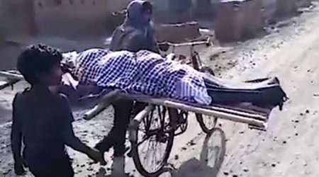 Yasa gələn olmadı, oğlan anasını velosipedlə aparıb basdırdı - VİDEO