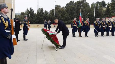 Президент Алиев посетил Аллею Шехидов
