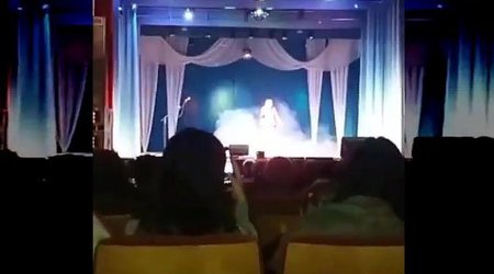 Məşhur müğənni səhnədə çıxışı zamanı öldü - VİDEO