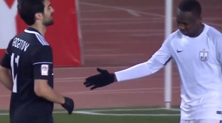 İrqçi deyiləm: Mahir Mədətov futbolçunun əlini sıxmadı - VİDEO