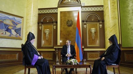Пашинян поклялся армянским католикосам
