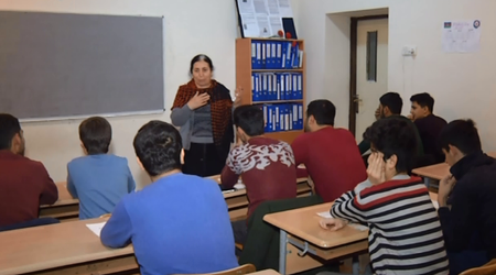 Bu sinifdə dərslər axşam başlayır - VİDEO