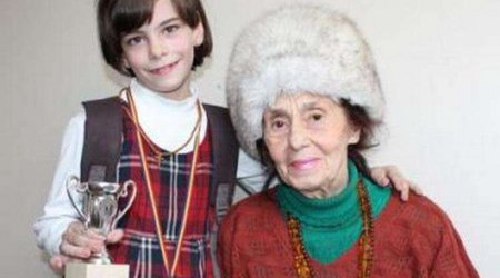 Девочка, которую мама родила в 67 лет выросла и стала настоящей красавицей - ФОТО