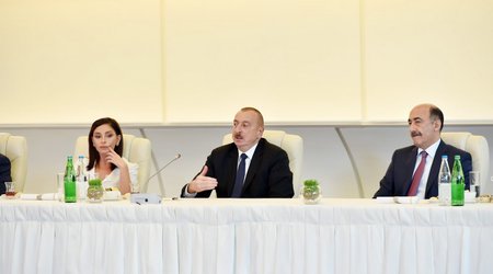 Sənətçilərin prezidentlə görüşündən - FOTOLAR