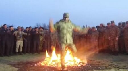 Zakir Həsənov əsgərlərlə rəqs etdi, tonqaldan tullandı – VİDEO