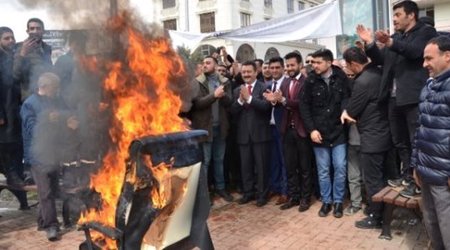 Bələdiyyə sədri seçildi, kreslosunu yandırdı – VİDEO