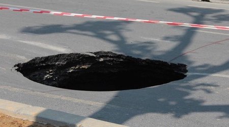 На проспекте Бабека просел асфальт - ВИДЕО