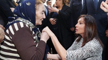 Mehriban Əliyevadan yaşlı qadına səmimi jest – MARAQLI FOTOLAR