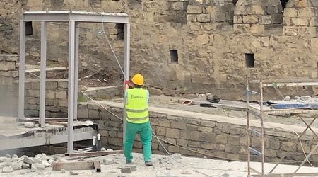 İçərişəhərdəki qalmaqallı restoranın damı sökülür - VİDEO