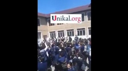 Azərbaycanda bu məktəbin şagirdləri etiraz aksiyası keçirdi - VİDEO