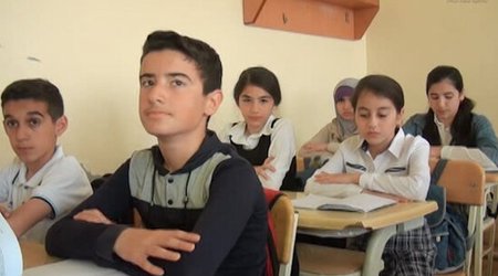 Azərbaycanda 10 yaşdan yuxarı qızlar məktəbdən yayındırılır? - VİDEO