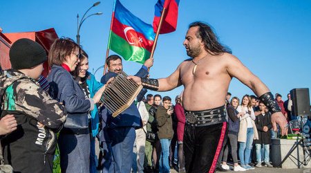 Azərbaycanlı pəhləvan rusiyalıları heyran qoydu - VİDEO