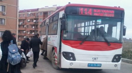 Avtobus sürücüsü halı pisləşən sərnişini təhqir etdi - VİDEO