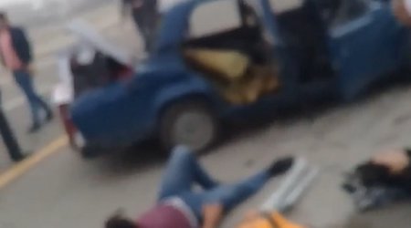 Azərbaycanda ağır yol qəzası: Yaralılar yola düşdü - VİDEO