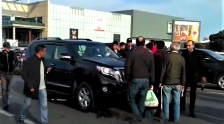 Xanım sürücü "Prado" ilə "Ganjlik Mall"ın qarşısında dəhşətli qəza törətdi - VİDEO