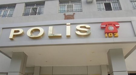Bayılda polis bölməsi qarşısında adam bıçaqlandı - VİDEO