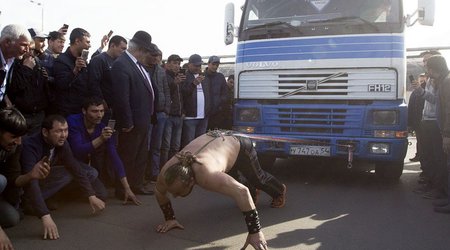 Azərbaycanlı öz gücü ilə rusiyalıları şoka saldı - VİDEO