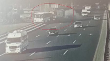Bakıda zibil maşınının avtobusa çırpıldığı qəza anı - VİDEO
