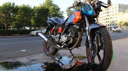 В Баку мотоцикл врезался в фонарный столб, есть пострадавшие