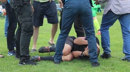 Futbol fanatları hakimi döydülər - Video