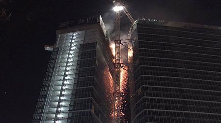 В Варшаве горит небоскрёб