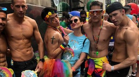 Sabiq aparıcı Nyu Yorkdakı gey paradda - FOTO