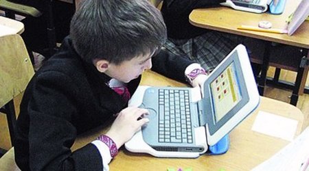 Children under 2 should have "zero screen time": Aussie health experts