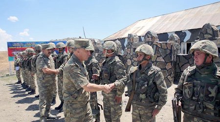 Azerbaijani defense ministry checks readiness of army units for winter (PHOTO)