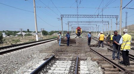На железных дорогах Азербайджана продолжается установка новых "стрелок"