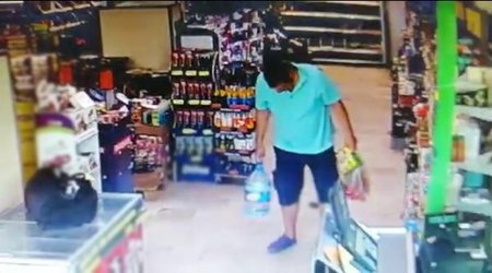 Marketə girən kişi hərəkəti ilə hamını şoka saldı - VİDEO