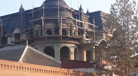 Polis rəisinin tikdirdiyi dəbdəbəli sarayın fotoları yayıldı