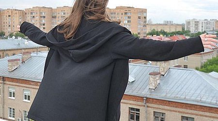 Azərbaycanda DƏHŞƏT - 25 yaşlı 3 uşaq anası özünü binadan atdı - FOTO