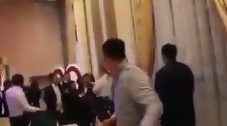Azərbaycanlı müğənnilər toyda vəhşicəsinə döyüldü: "Qan içində çıxardılar və..." - VİDEO