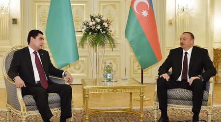 Президент Ильхам Алиев поздравил Гурбангулы Бердымухамедова