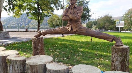 Jan-Klod Van Damm “Facebook” səhifəsində Qəbələdəki heykəlinin fotosunu paylaşıb - FOTO