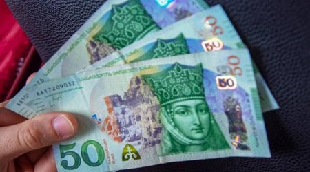 В Грузии лари продолжает падать
