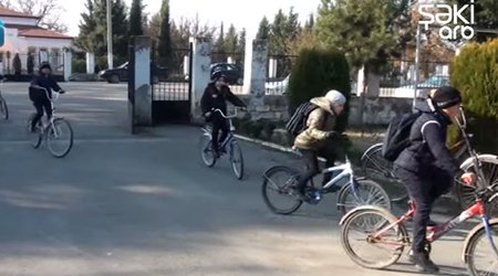 Bu məktəbin bütün şagirləri dərsə velosipedlə gedib-gəlirlər (VİDEO)