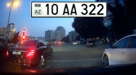 AA seriyalı avtomobil sürücüsü işıqforun qırmızı işığında keçdi - VİDEO