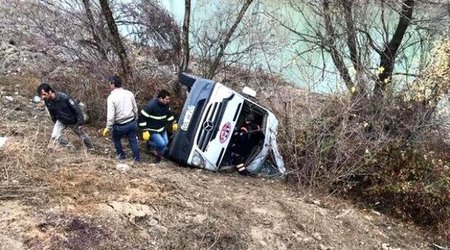 İdmançıları daşıyan komanda avtobusu dərəyə aşdı - 2 nəfər ölüb, 15 yaralı var - FOTO