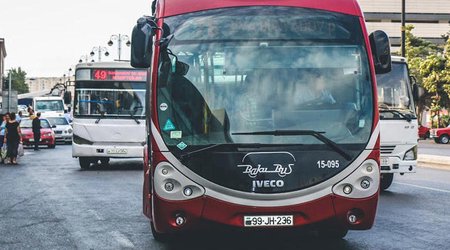 В Баку можно будет оплатить проезд в общественном транспорте банковской картой