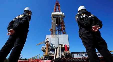 Нефть стабильна после резкого падения на прошлой неделе